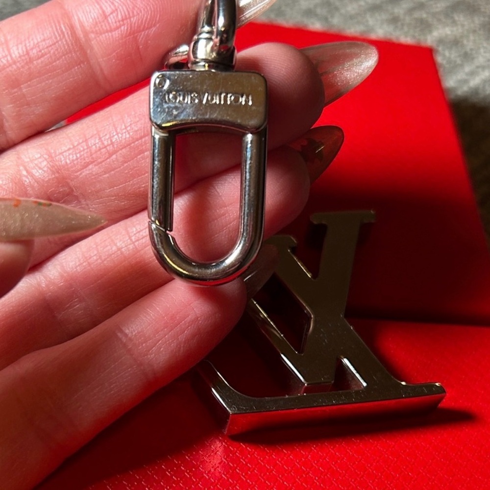 LOUIS VUITTON Initiales Louis Vuitton Bag Charm Key Holder Keychain + COA - Picture 7 of 8